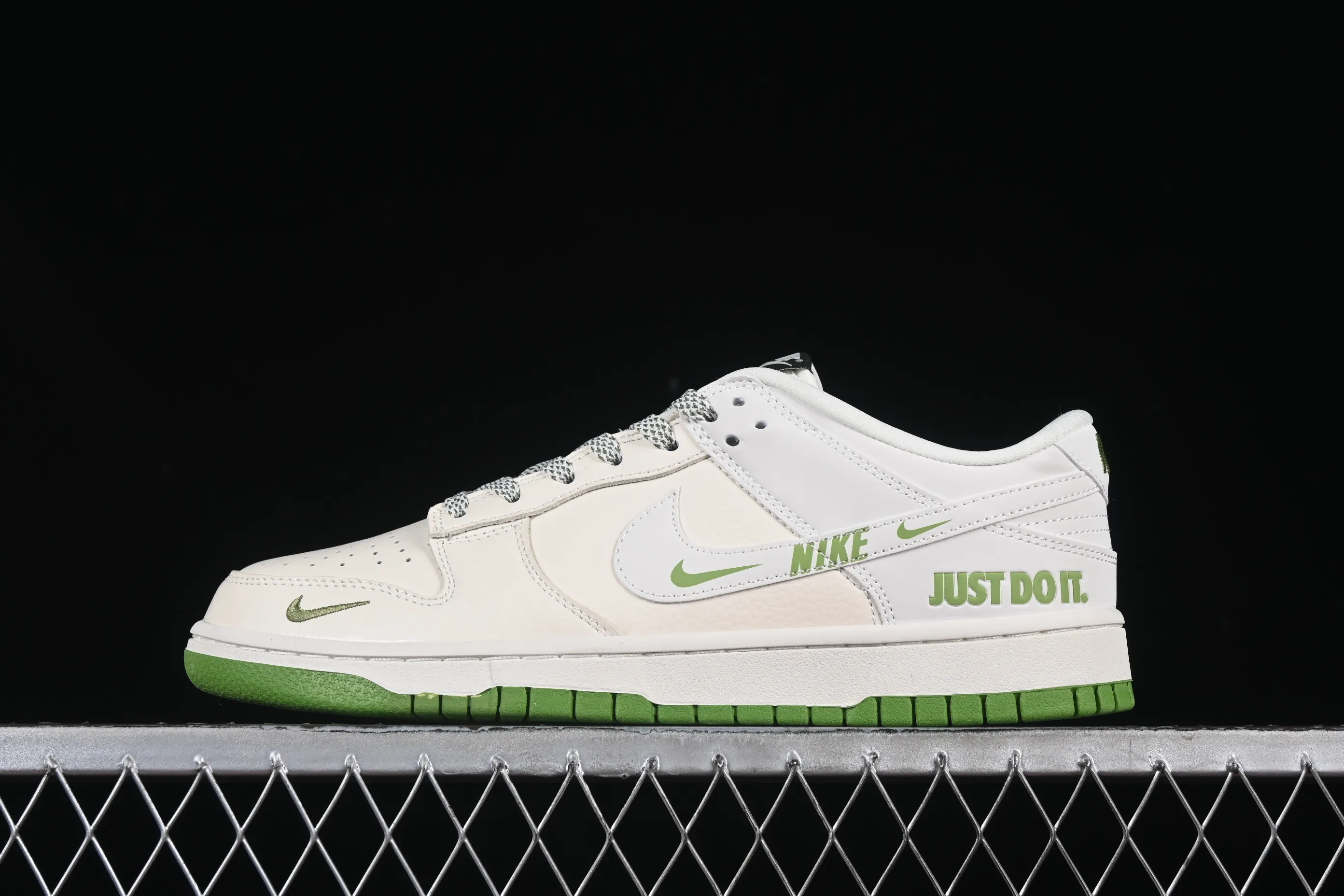 All categories Nk SB Dunk Series Nk SB Dunk Low High-end customized low-top sneakers Nike SB Dunk Low Beige White Hook Anniversary high-end customized low-top casual sneakers KK1333-042